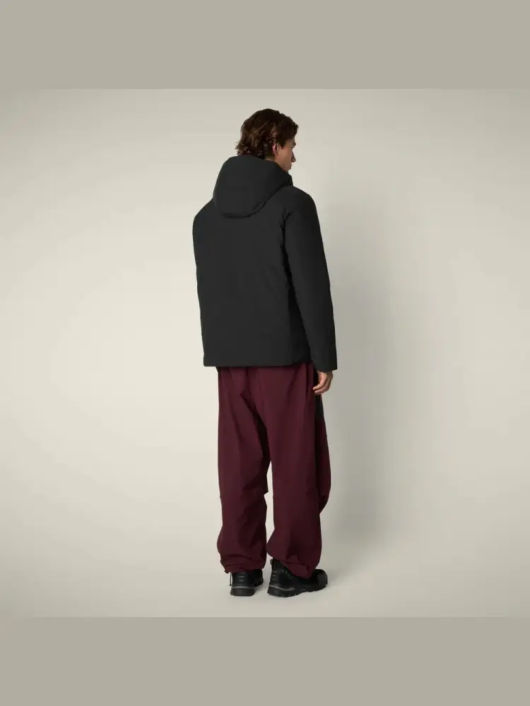 giubbotto nero uomo con cappuccio in tessuto tecnico patch logo sul petto miniatura 2