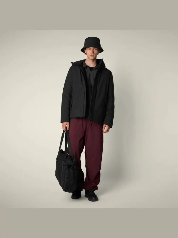 giubbotto nero uomo con cappuccio in tessuto tecnico patch logo sul petto