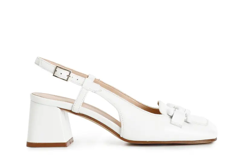 scarpe in nappa aperte sul retro con morsetto bianco