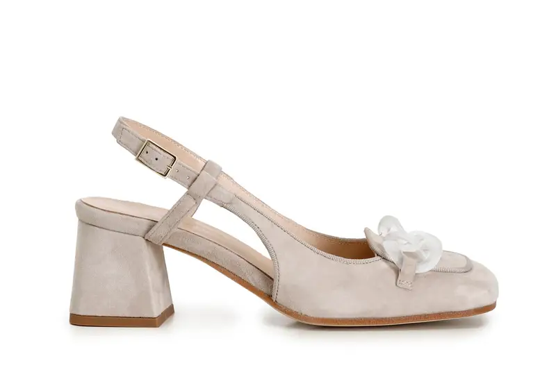 scarpe in suede realizzate in camoscio aperte sul retro con morsetto trasparente beige