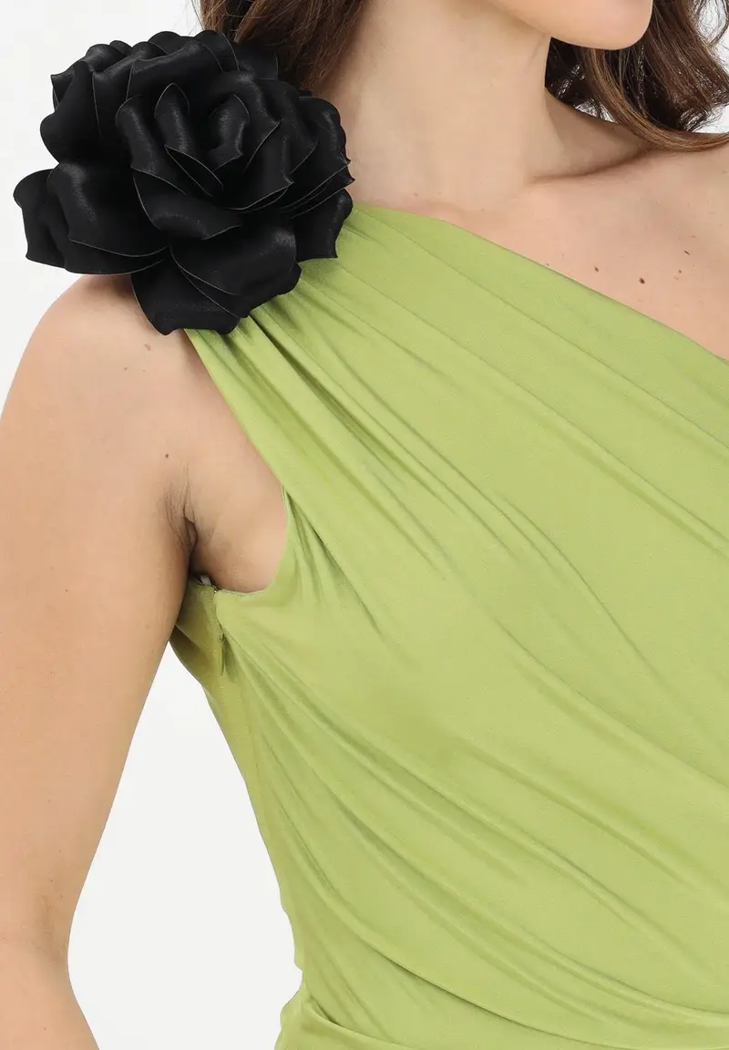 Abito lungo verde da donna con scollo asimmetrico impreziosito da spilla miniatura 3