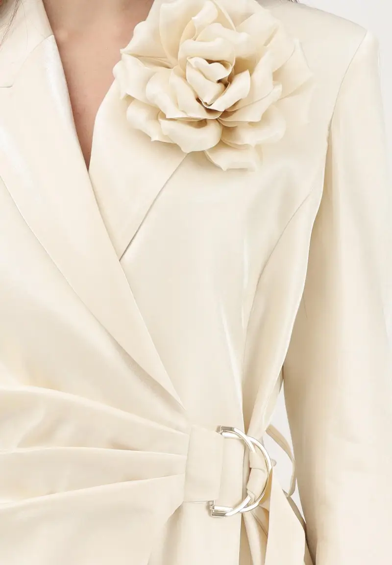 Giacca crema da donna con spilla fiore miniatura 3