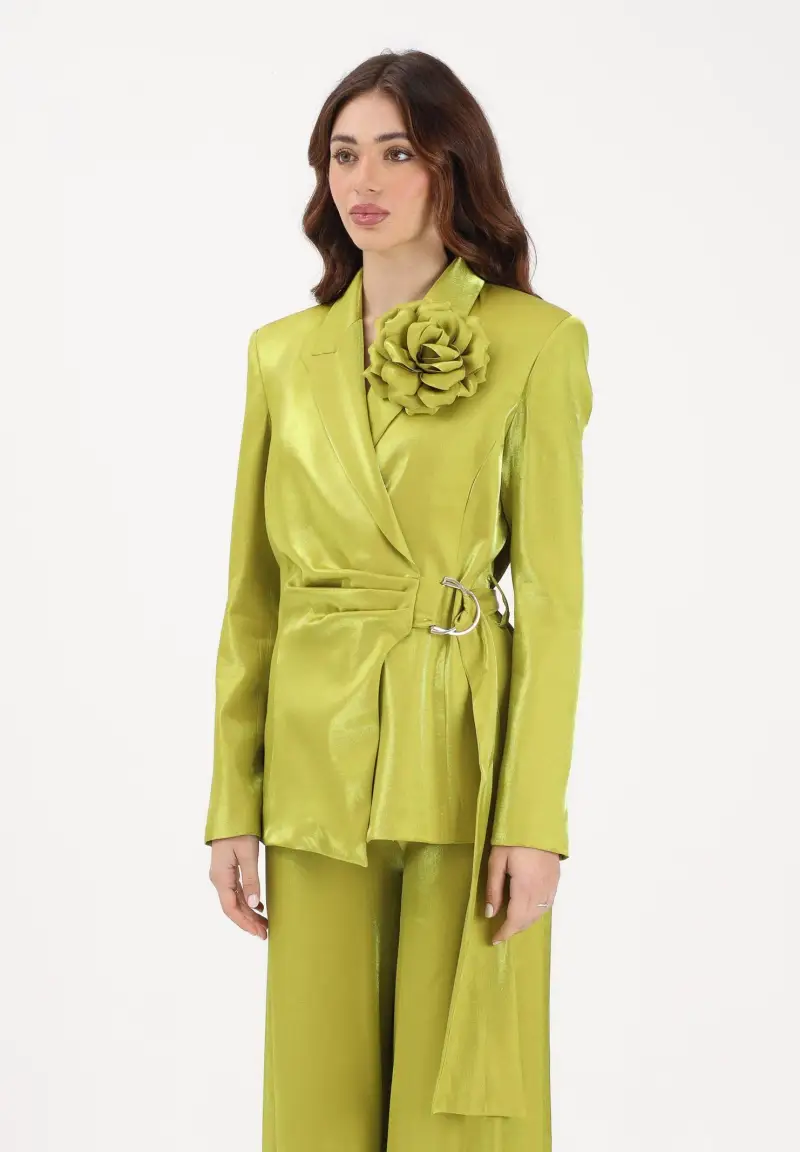 Giacca verde da donna con spilla fiore