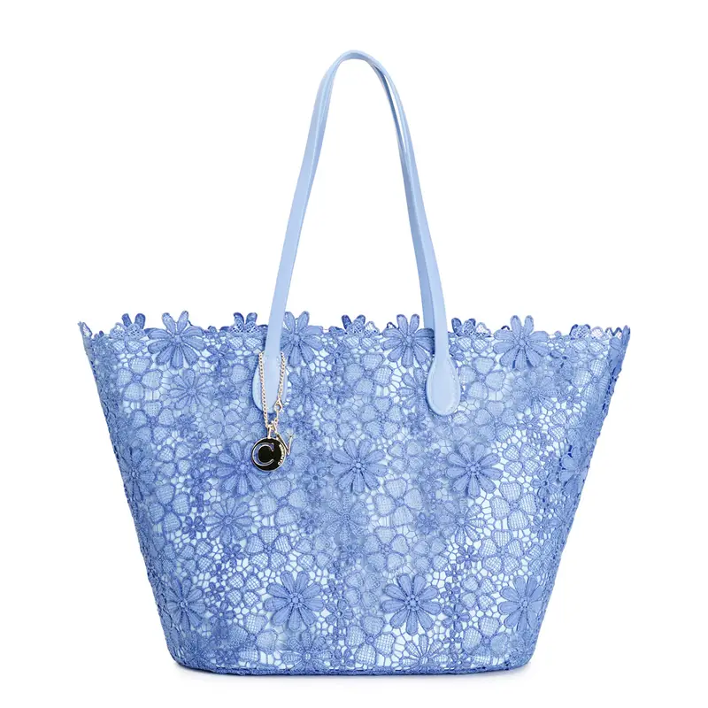 shopping in pizzo con charm in metallo indaco