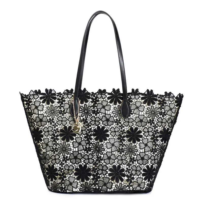 shopping in pizzo con charm in metallo nero