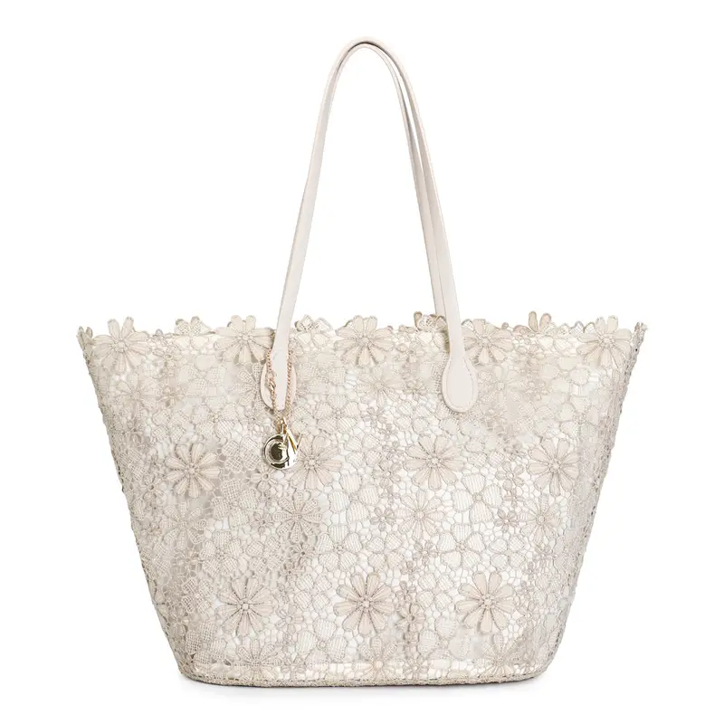 shopping in pizzo con charm in metallo sabbia