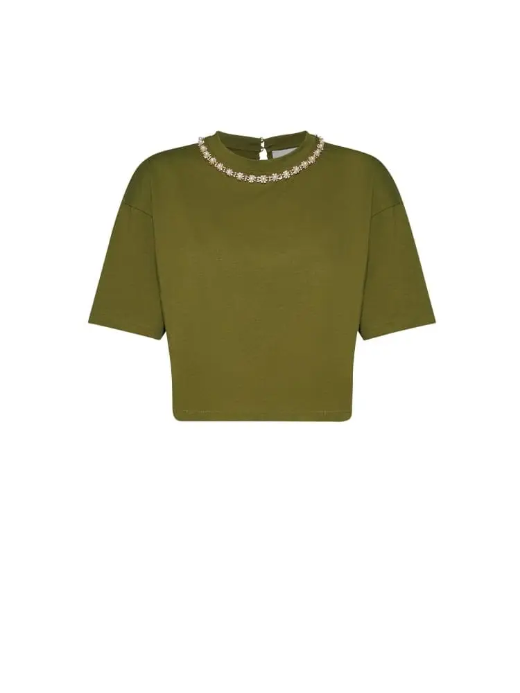 t-shirt tipam in cotone verde ilitare con collana gioiello