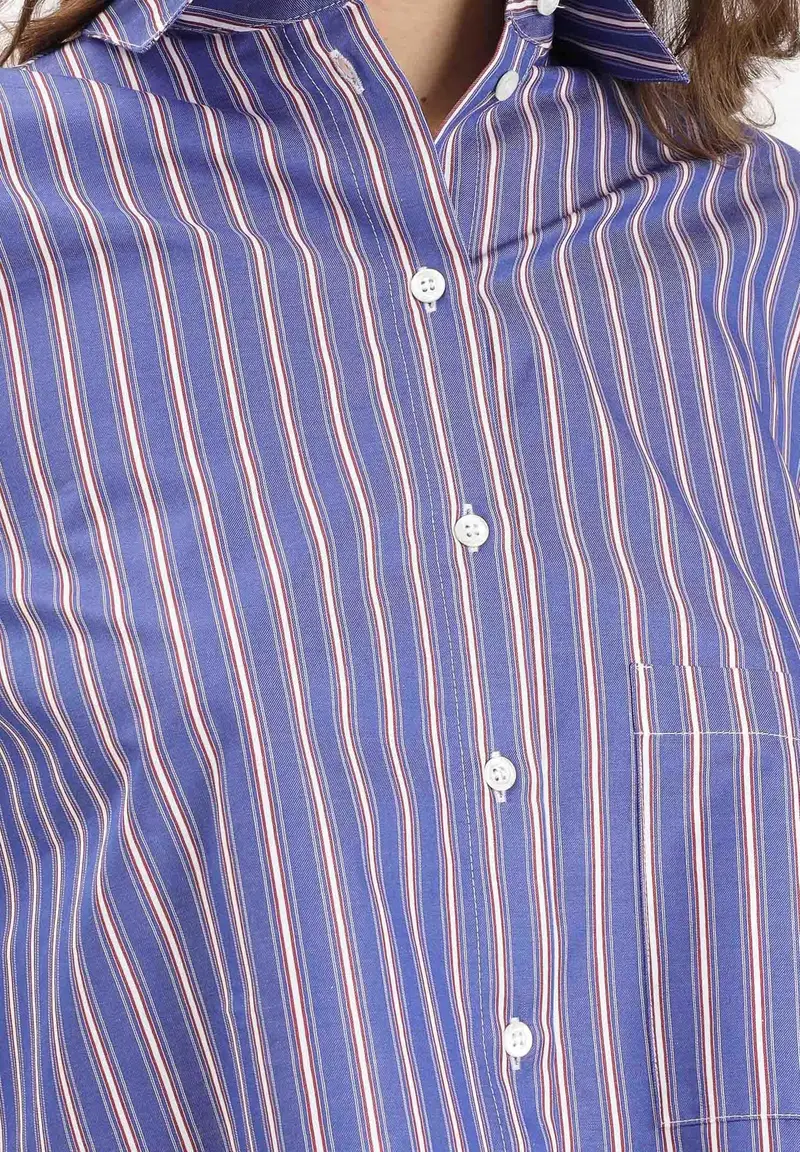 Camicia a manicca lunga blu da donna con taglio cropped e fantasia a righe miniatura 3