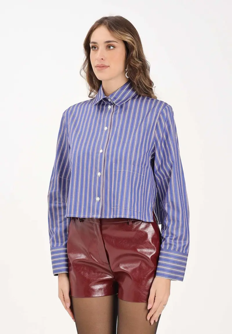 Camicia a manicca lunga blu da donna con taglio cropped e fantasia a righe