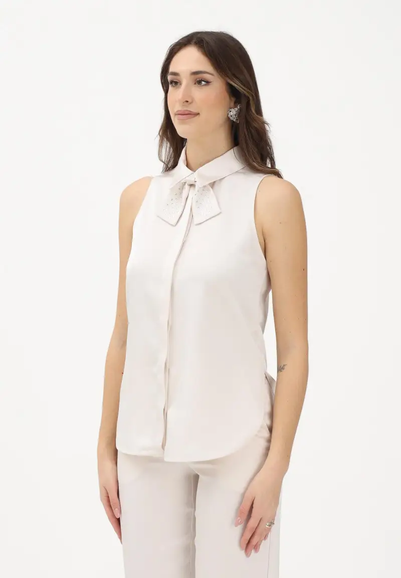Camicia smanicata avorio da donna con papillon in strass
