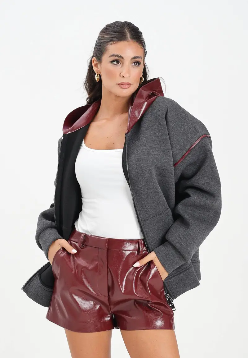 Felpa con zip grigia da donna caratterizzata da inserti in ecopelle bordeaux miniatura 2