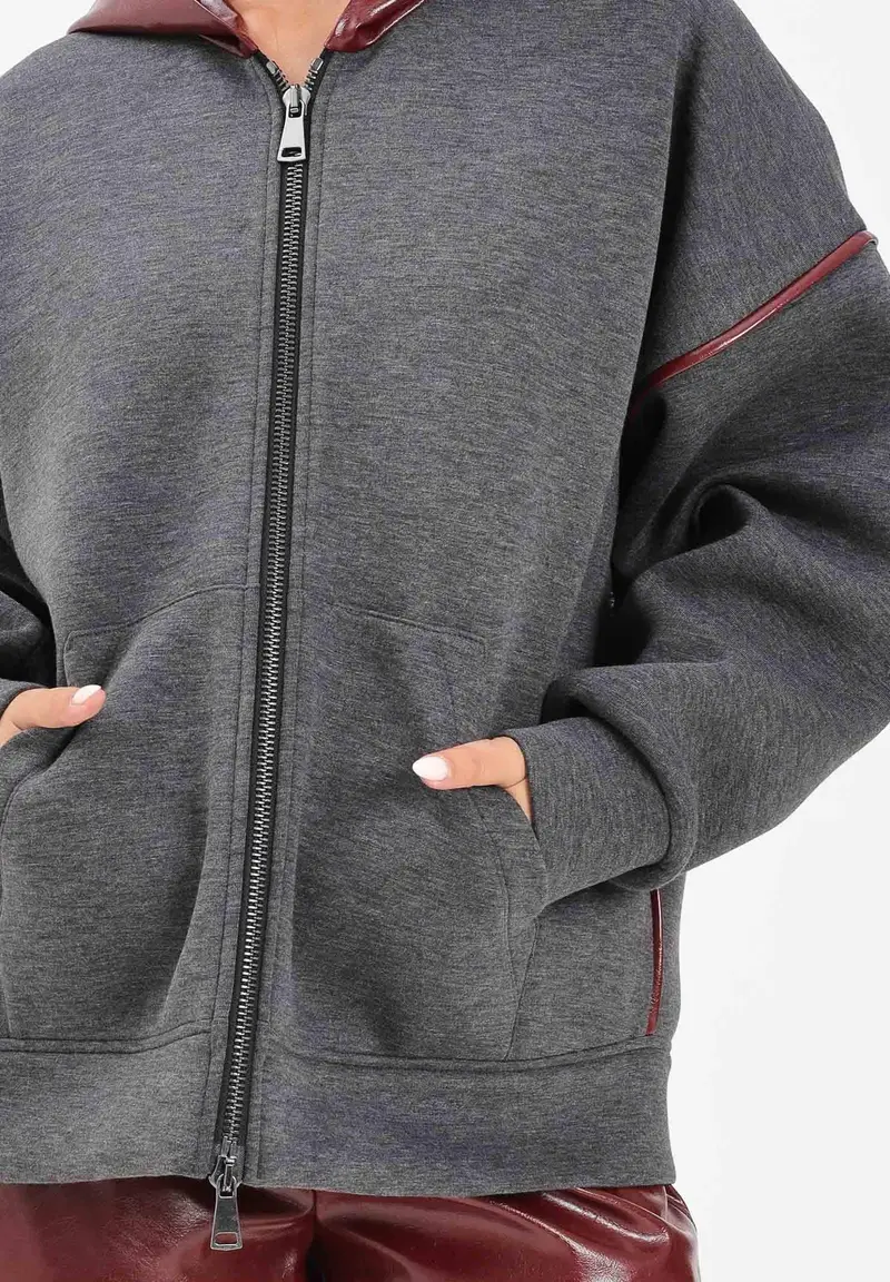 Felpa con zip grigia da donna caratterizzata da inserti in ecopelle bordeaux miniatura 3