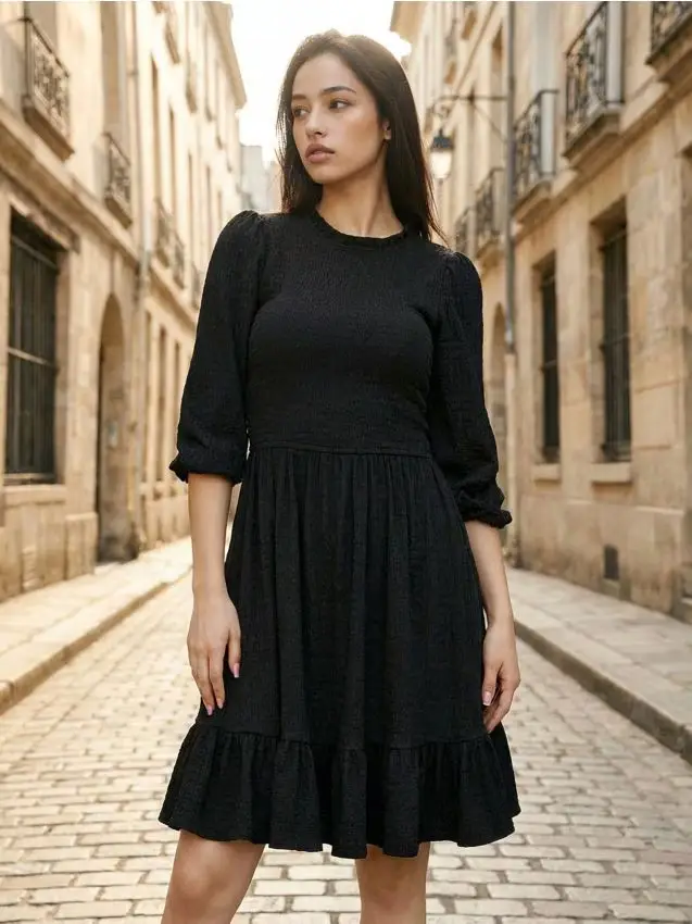 Abito con pieghe e volant - nero