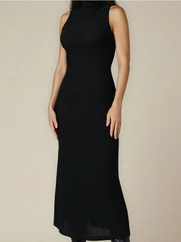 Abito maxi a coste con collo alto - nero