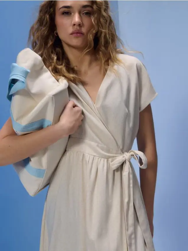 Abito maxi a portafoglio con viscosa e misto lino - nude