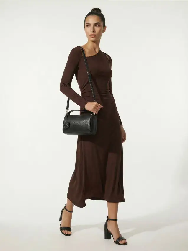 Abito maxi con scollo asimmetrico - marrone scuro