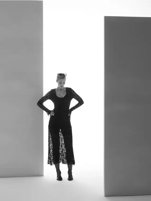 Abito maxi in pizzo con volant - nero