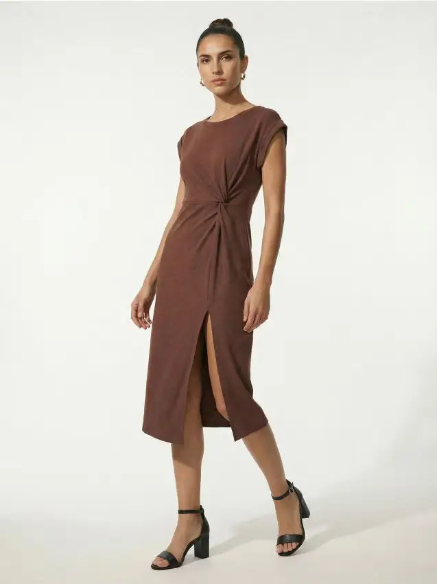 Abito midi con arricciature decorative in misto viscosa - marrone scuro