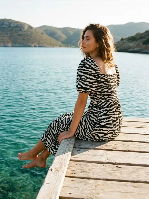 Abito midi con stampa e arricciature - multicolor