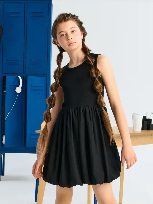 Abito senza maniche con orlo arricciato - nero