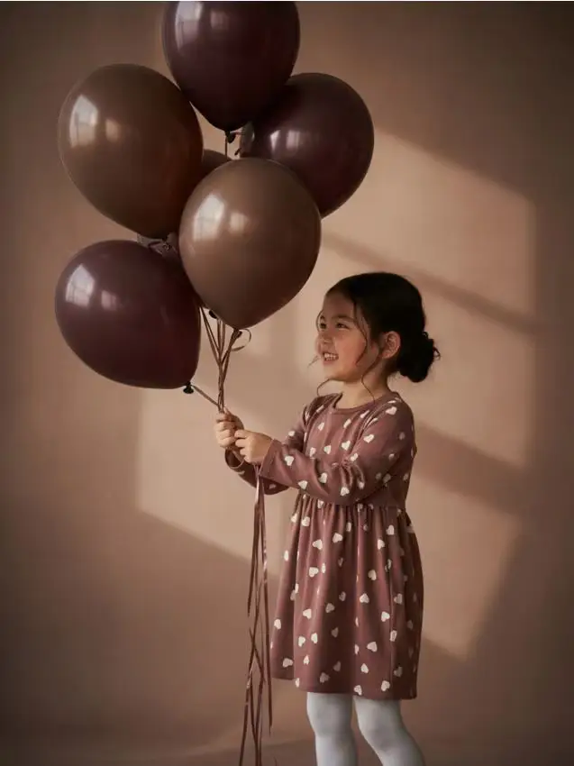 Abito sportivo con motivo a cuori - marrone