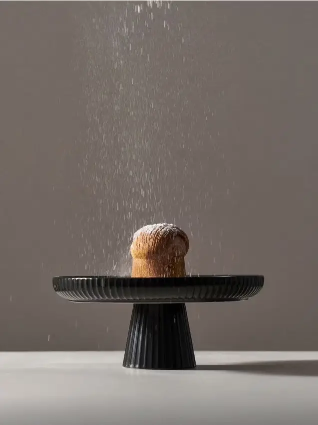 Alzata in ceramica scanalata su piedistallo - nero