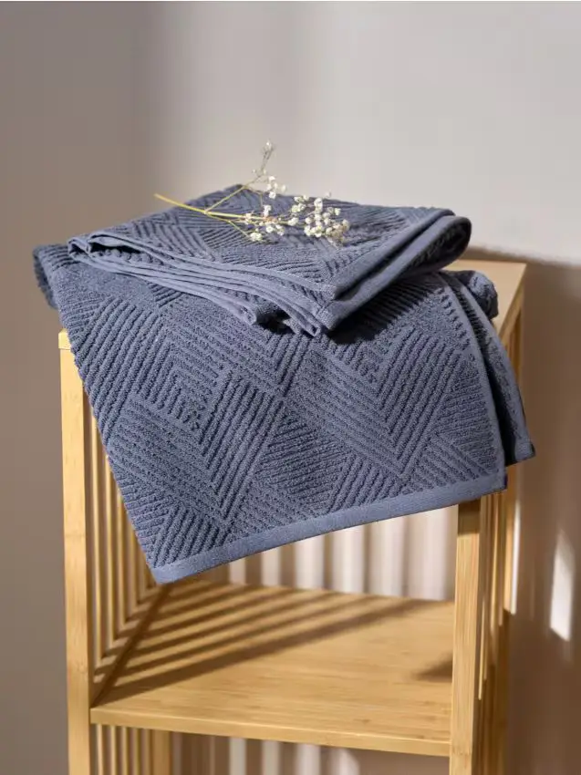 Asciugamano di cotone con motivo in rilievo - grigio scuro