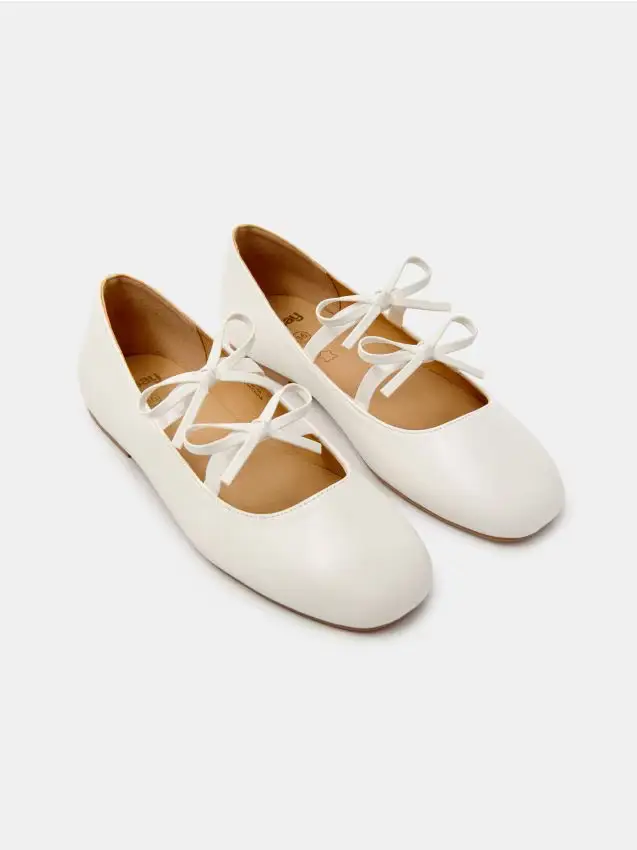 Ballerine con fiocchi decorativi - bianco