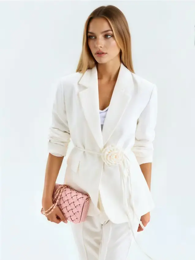 Blazer con cintura decorativa e fiore 3D - panna