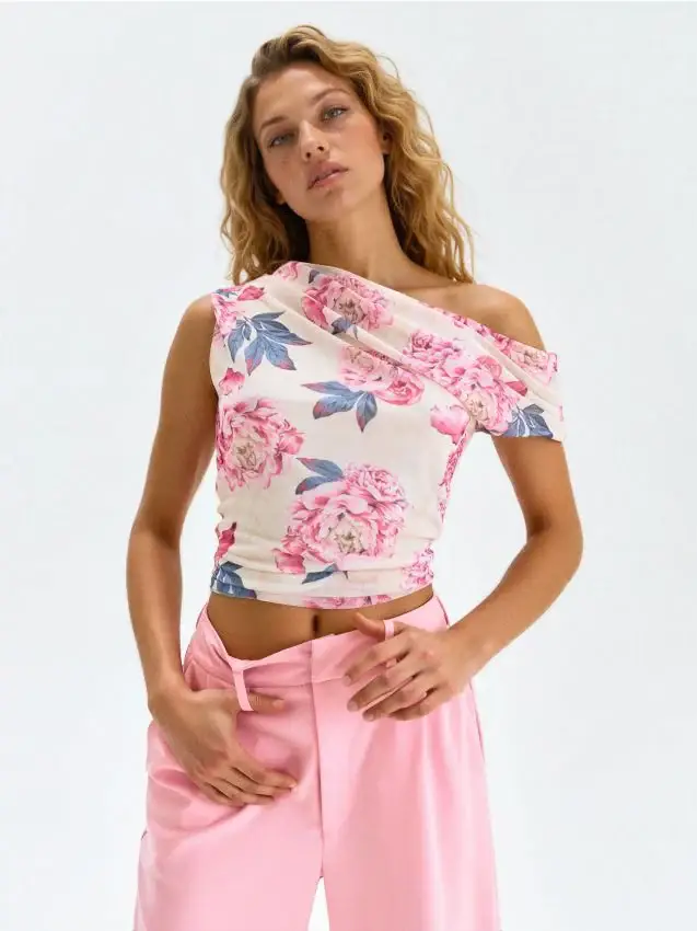 Blusa con scollo asimmetrico e stampa floreale - multicolor