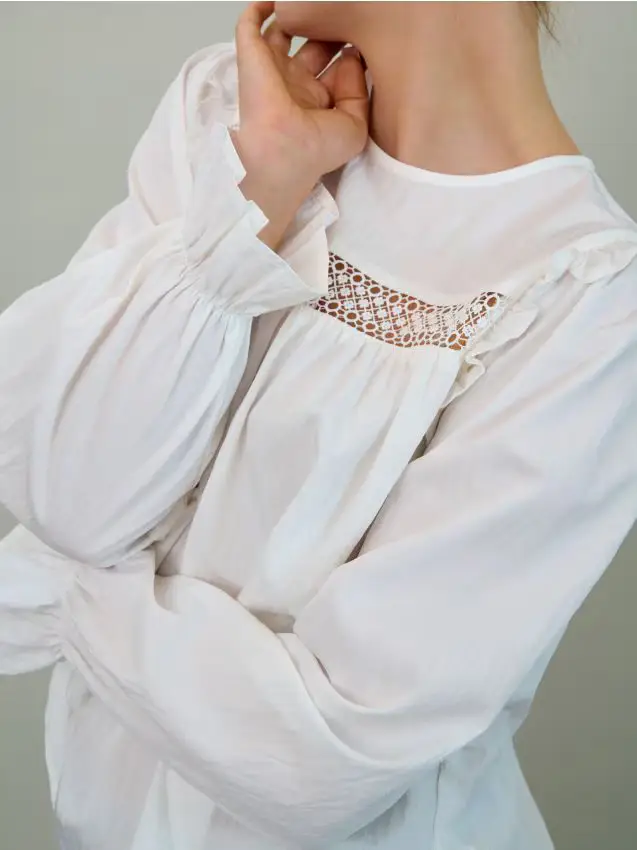 Blusa con volant e inserto in pizzo - bianco