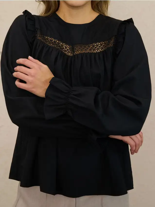 Blusa con volant e inserto in pizzo - nero