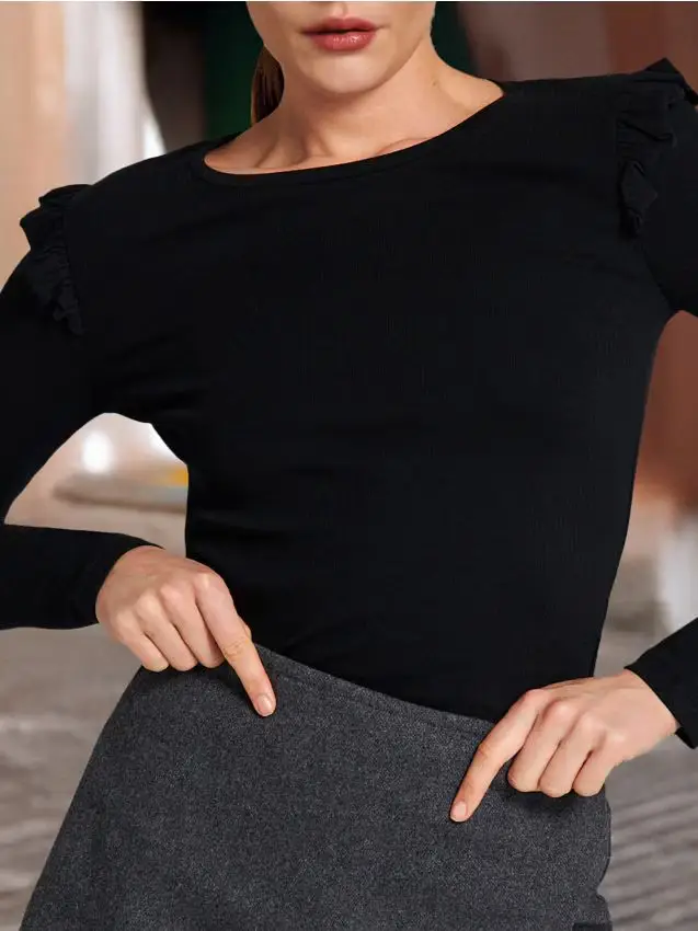 Blusa con volant - nero