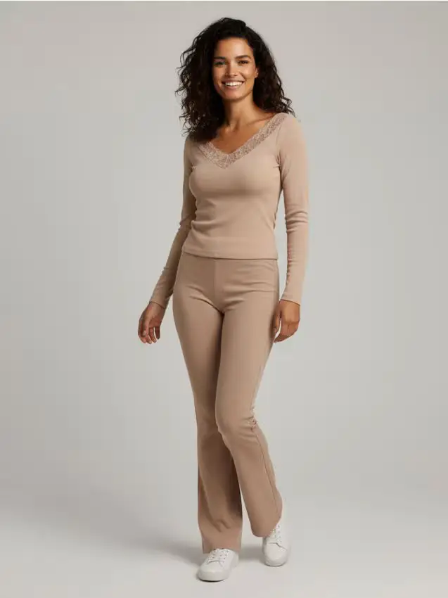 Blusa di cotone a coste con scollo in pizzo - beige