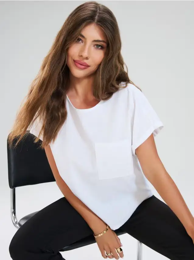 Blusa in viscosa con taschino decorativo - bianco