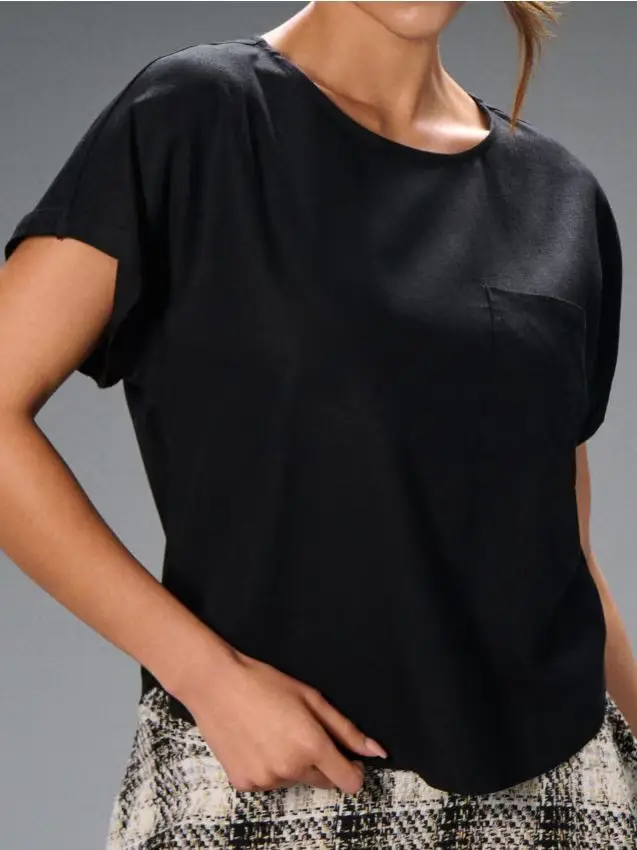 Blusa in viscosa con taschino decorativo - nero