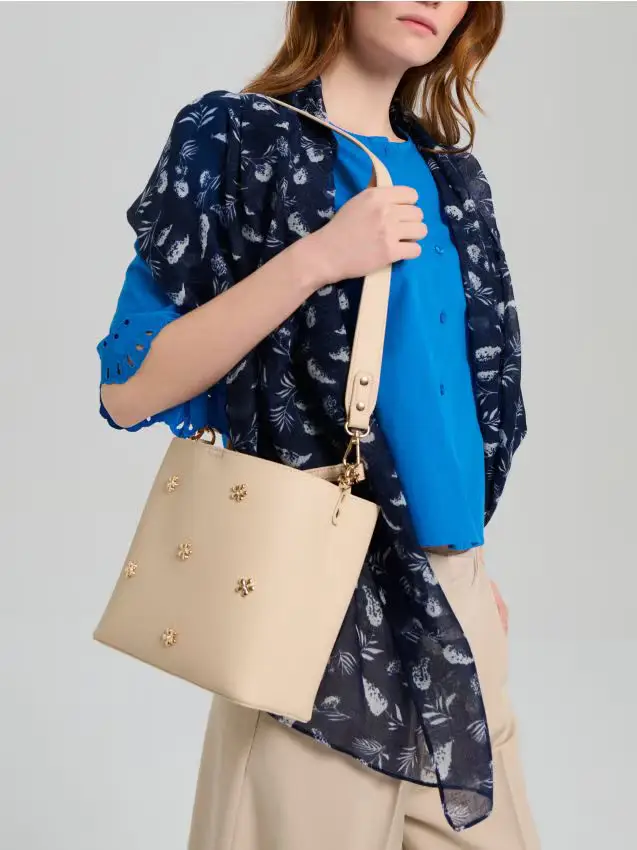 Borsa bucket con borchie a forma di fiore - beige