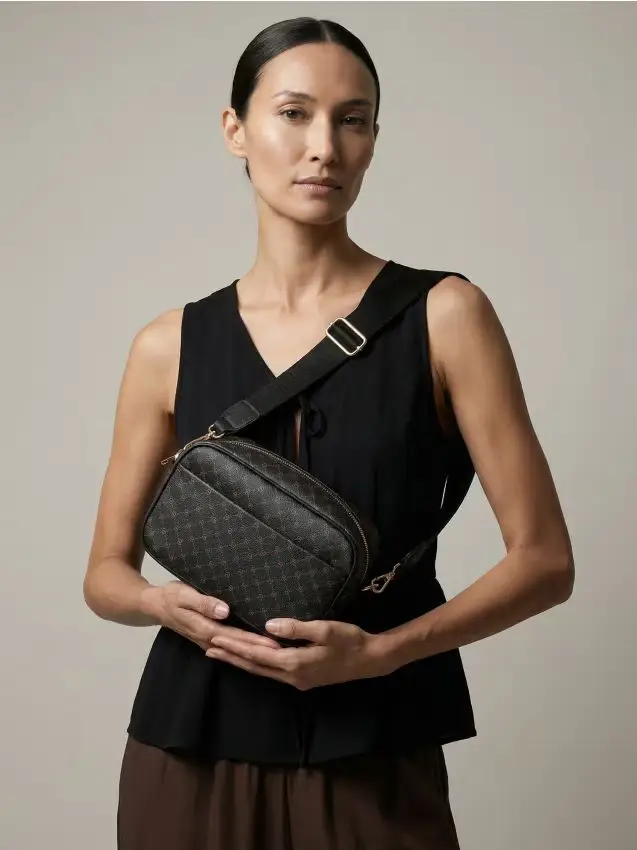 Borsa tipo camera bag con monogramm - nero