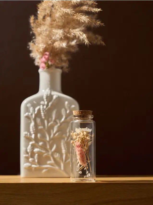 Bottiglia decorativa in vetro con fiori - multicolor