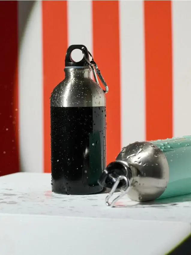 Bottiglia in metallo con moschettone - nero