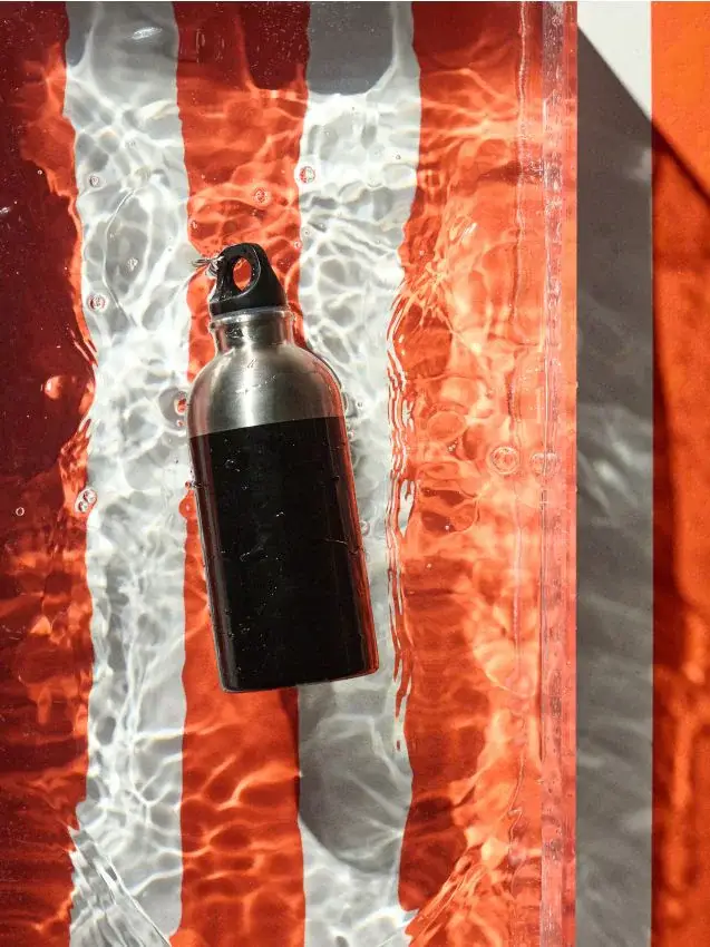 Bottiglia in metallo con moschettone - nero