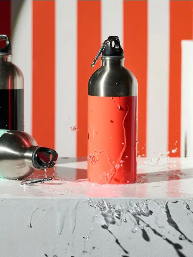 Bottiglia in metallo con moschettone - rosso