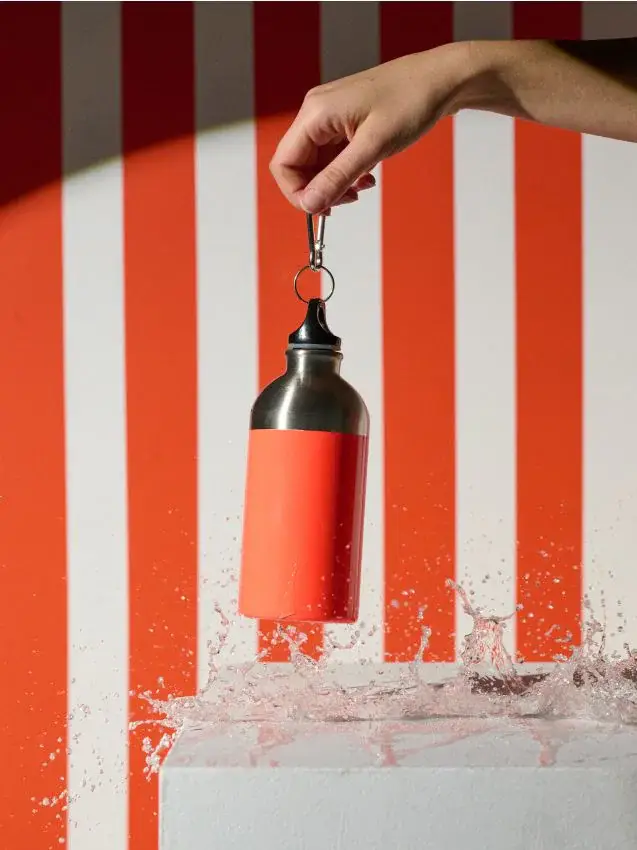 Bottiglia in metallo con moschettone - rosso