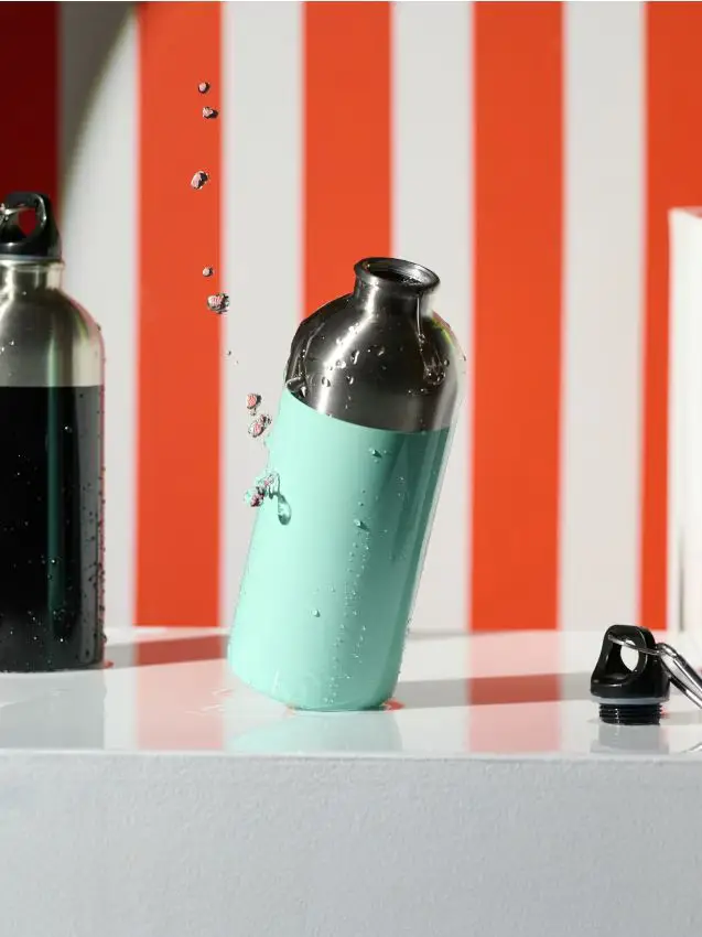 Bottiglia in metallo con moschettone - turchese pallido