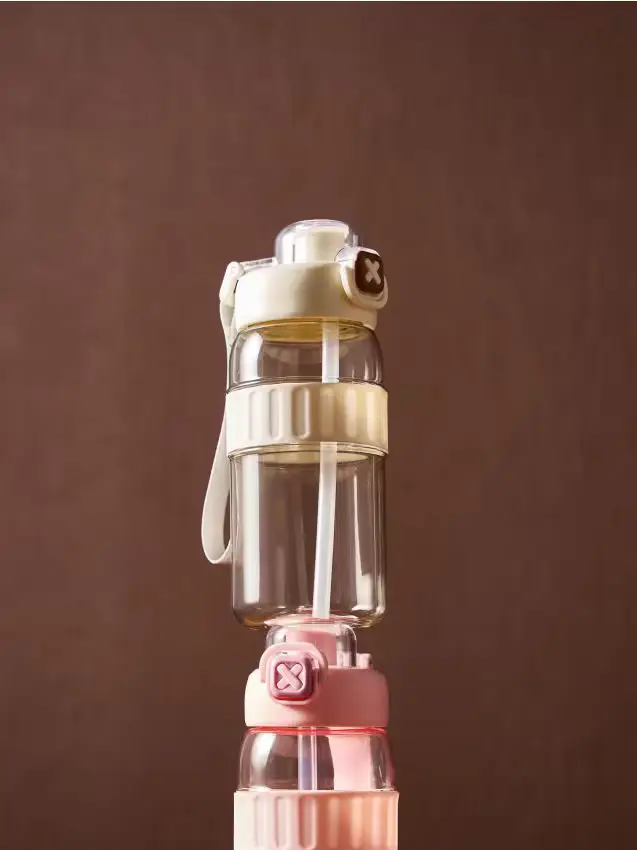 Bottiglia per l acqua con manico e cannuccia - panna