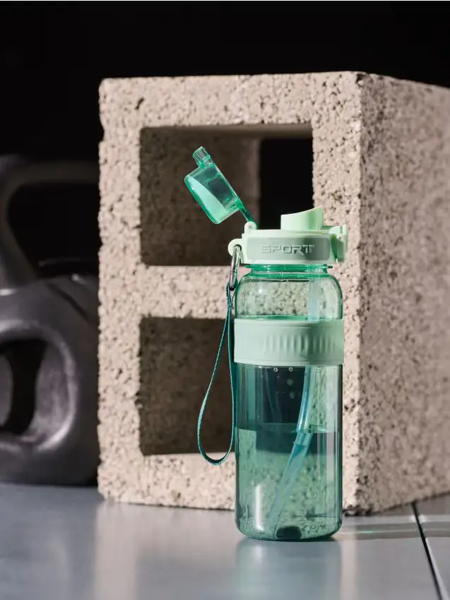 Bottiglia per l acqua con manico e cannuccia - verde pallido