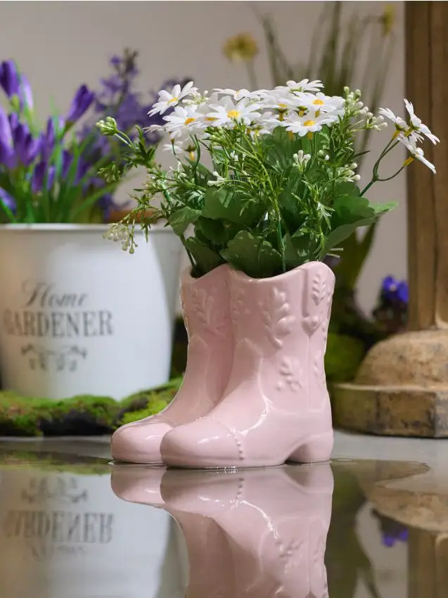 Bouquet di margherite decorative in stivali di ceramica - rosa pastello