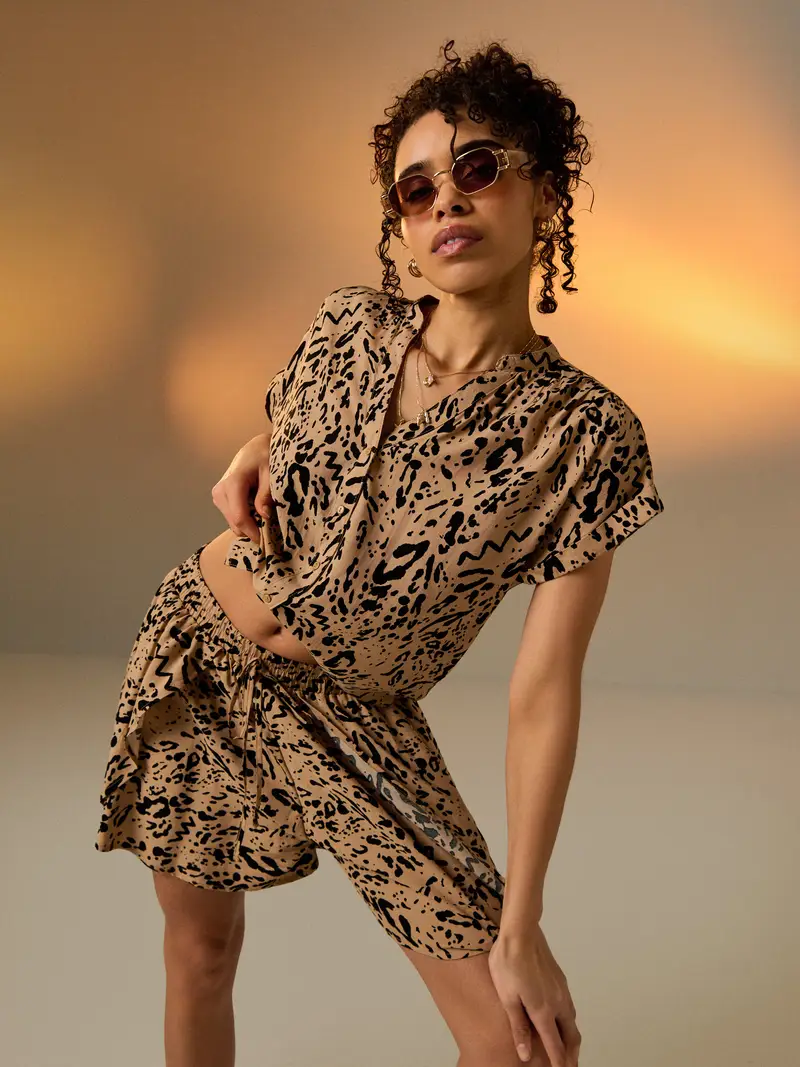 Camicia a maniche corte in viscosa con stampa leopardata - beige miniatura 3