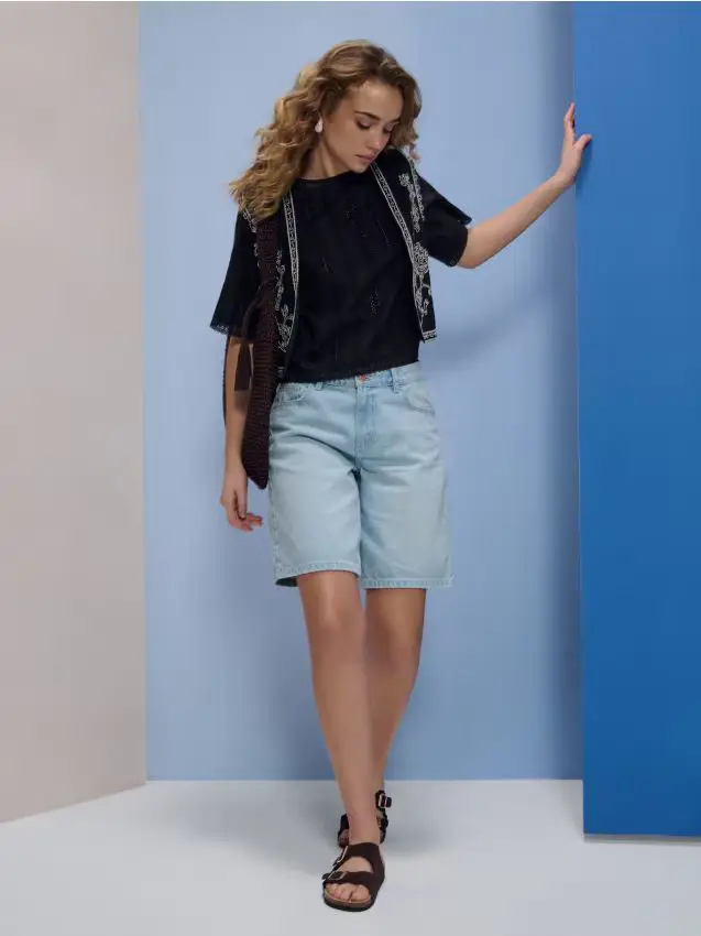 Camicia-blusa in cotone con maniche corte e motivo ajour - nero