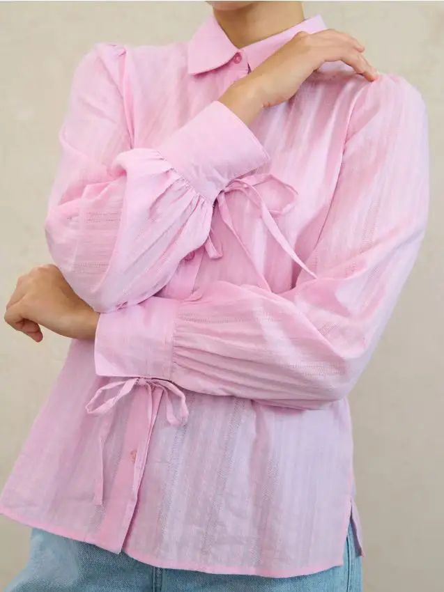 Camicia di cotone con lacci decorativi ai polsini - rosa pastello